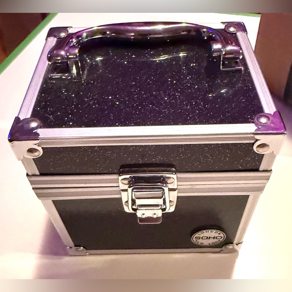 London Soho New York Makeup/Jewelry Sparkling Train Case
